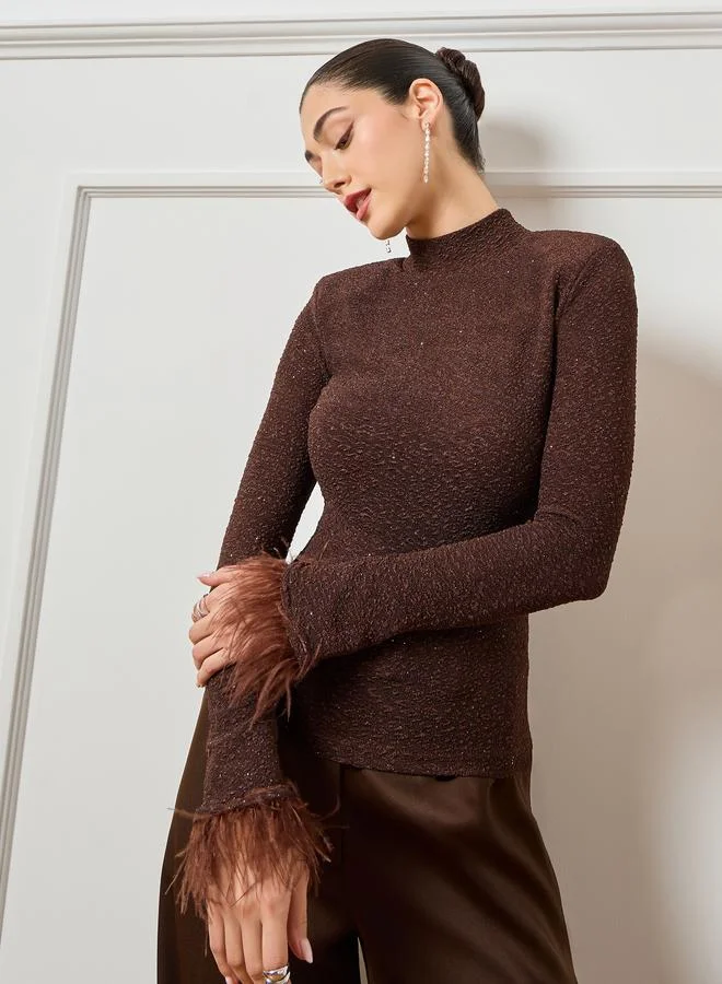 ستايلي بلوزة محبوك بأساور ريش